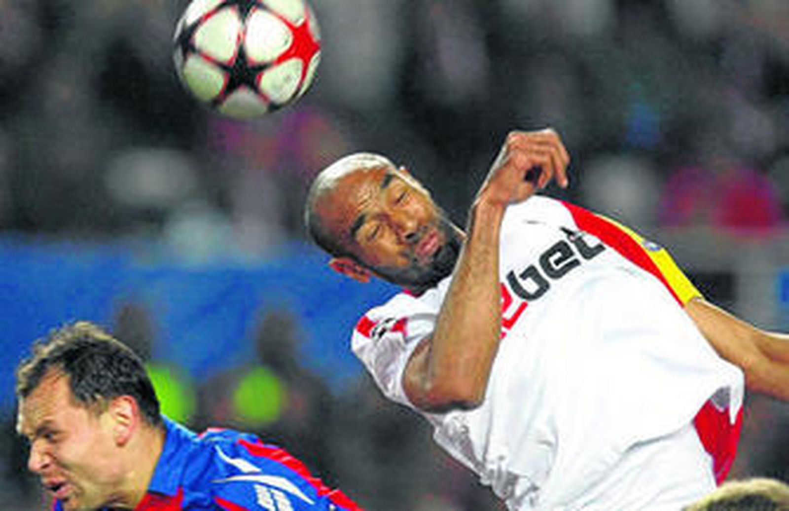 El sevillista Kanoute, en un lance del duelo ante el CSKA ofrecido por La 1 en esta semana.