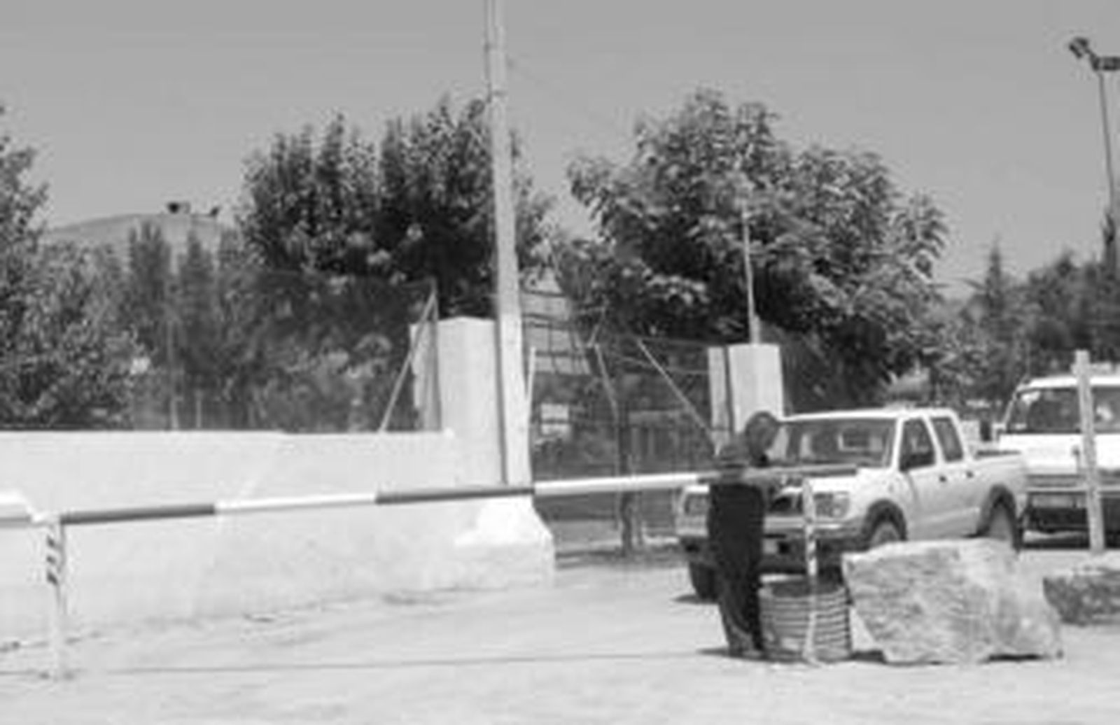 La Confederación ha optado por cerrar el paso para evitar el tránsito de los vehículos de las empresas.