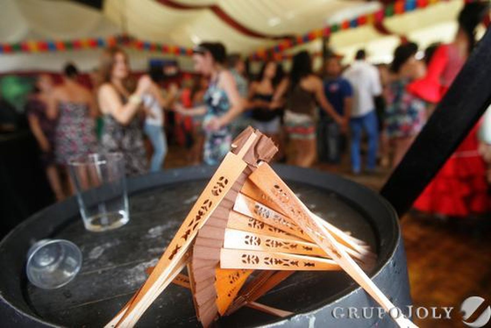 Los algecireños disfrutan de su último día de feria y se reúnen en el Real para contemplar el montaje pirotécnico con el que acaba la fiesta./J.M. Quiñones

Foto: J.M. Quinones