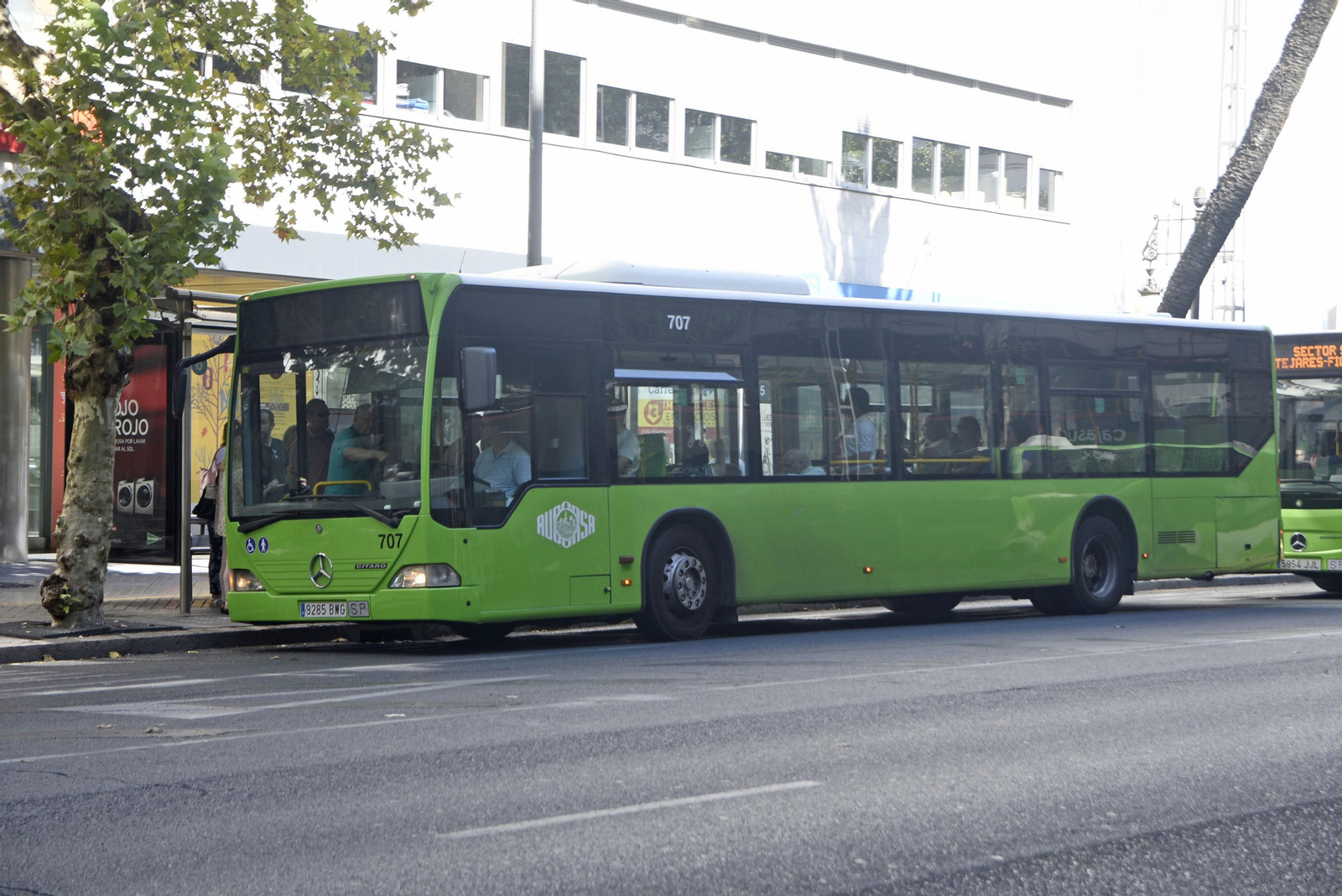 Un autobús de Aucorsa recoge viajeros en el Centro de la ciudad.