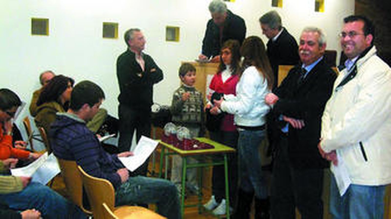 Caparrós junto al alcalde Alhama en el primer sorteo a nivel andaluz de casas libres reconvertidas en VPO.