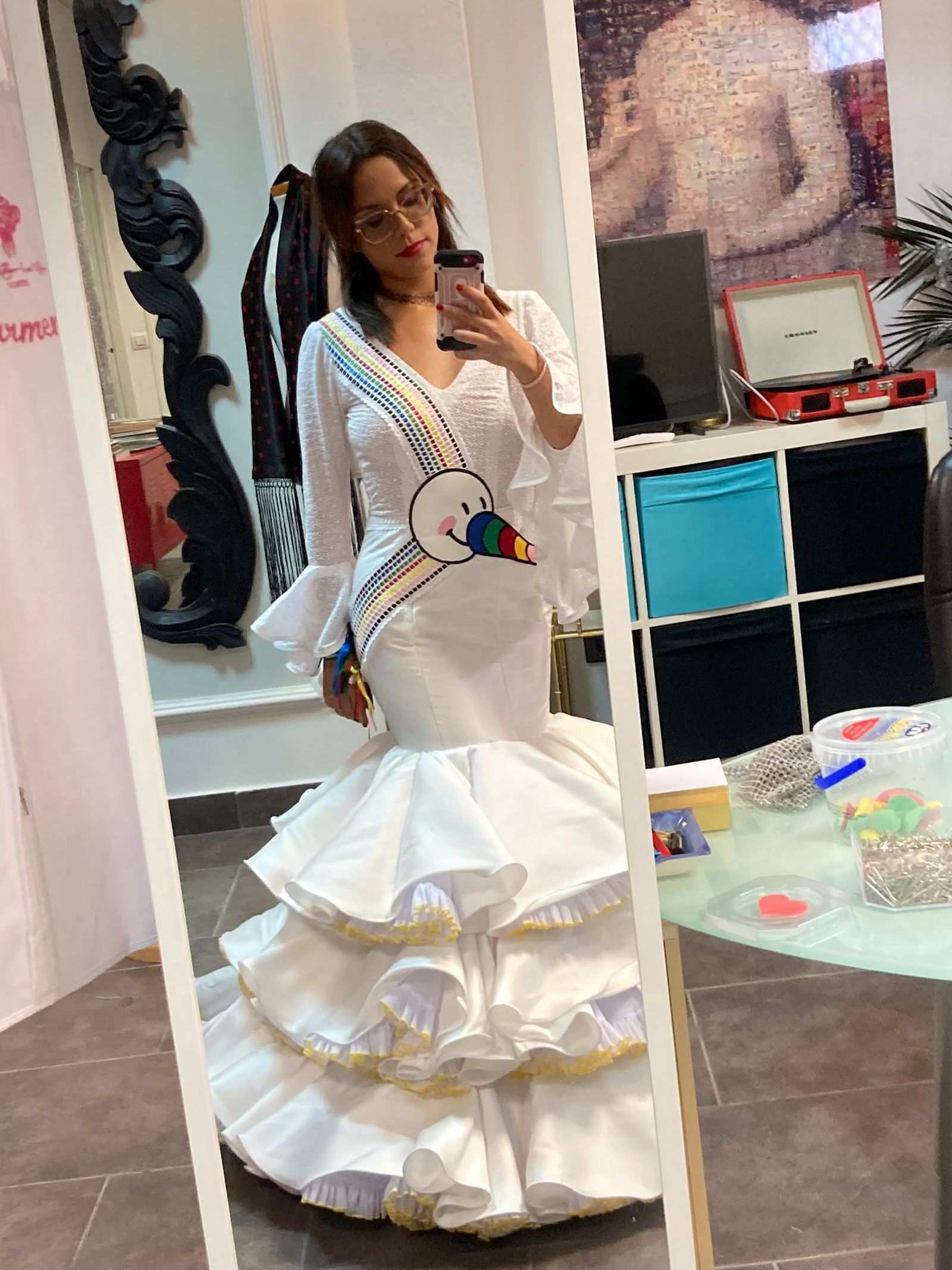 Reyes Calvillo con el traje de flamenca de Curro, obra de Francisco Alegre.