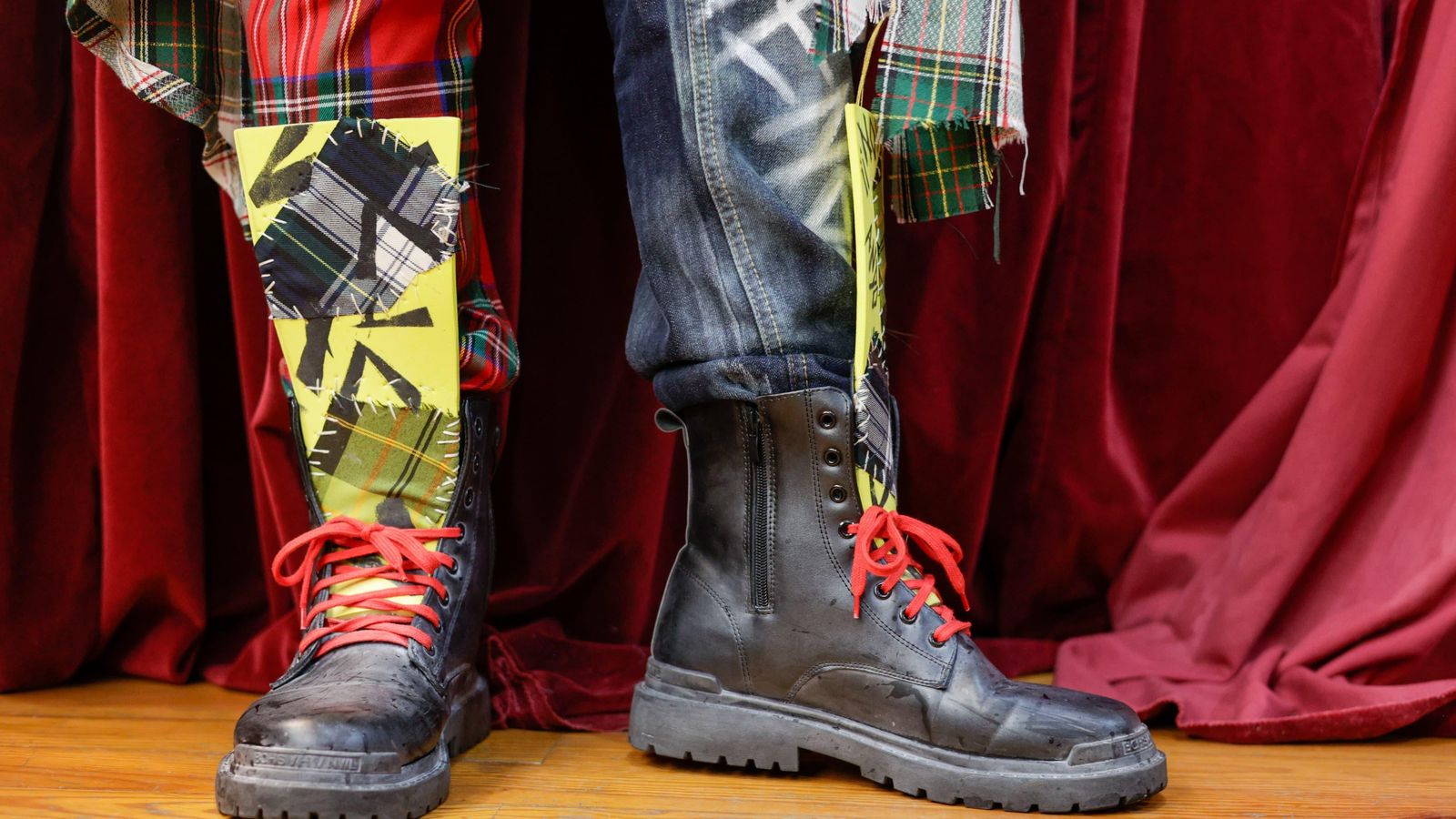 Detalle de las botas de los cuarteteros de 'Punk y circo, la lucha continúa'.