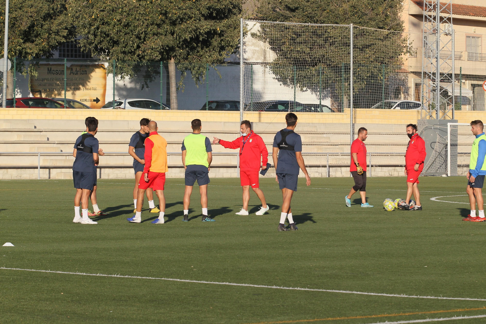 Poveda tiene formar una defensa sin Dani Jurado, sancionado.