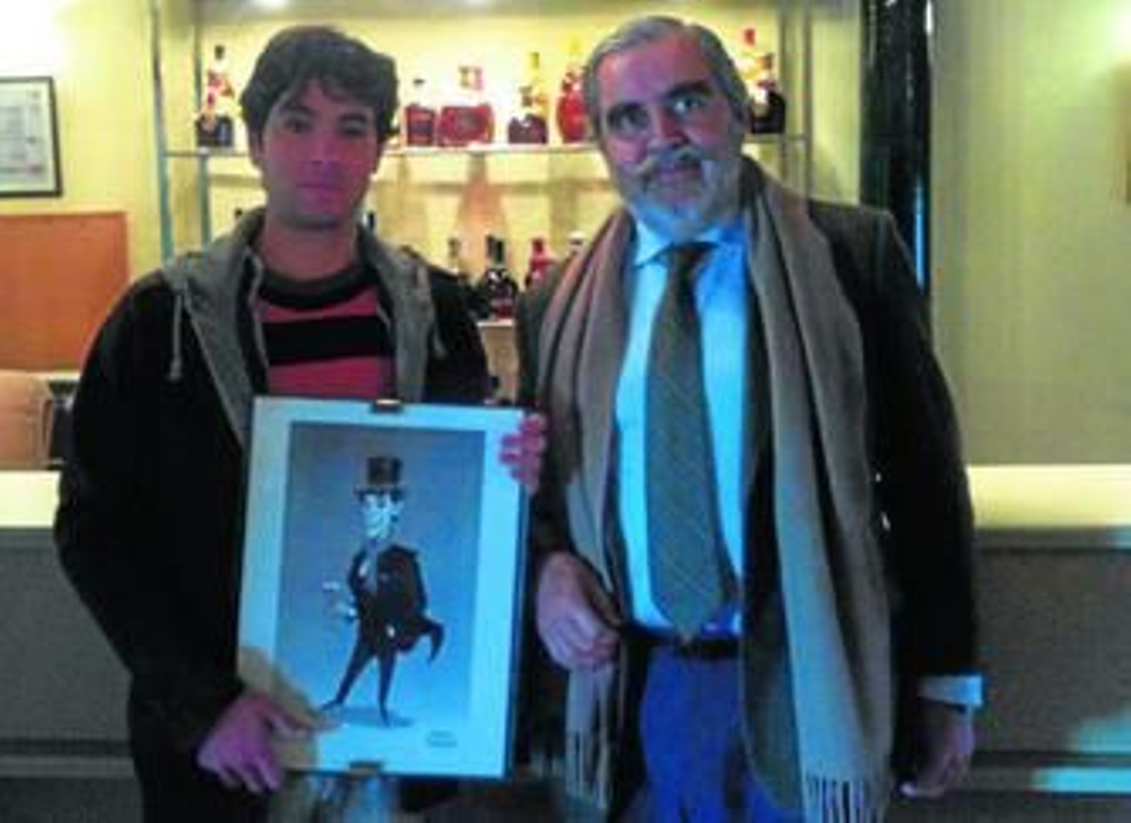 Alberto Belmonte, con la ilustración en sus manos, junto a Evaristo Babé.