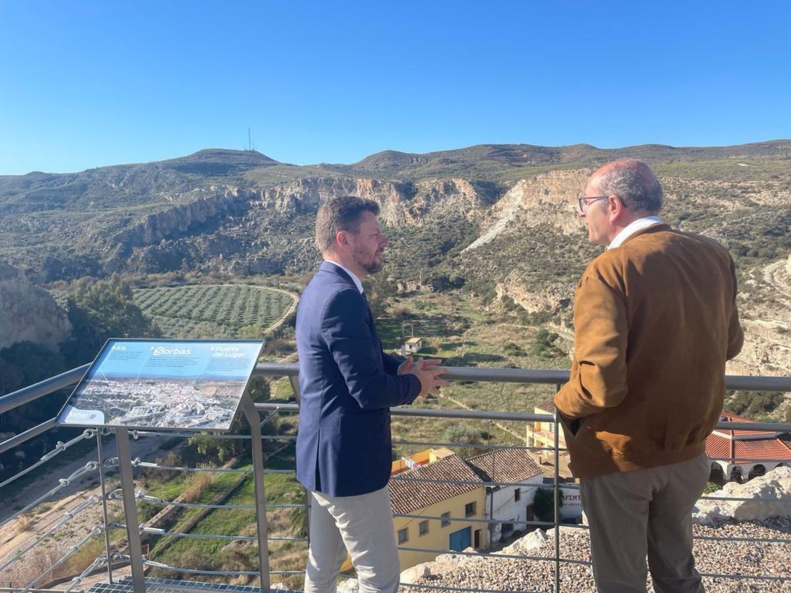 El alcalde de Sorbas José Fernández, junto a José Ángel Vélez, delegado de Cultura.