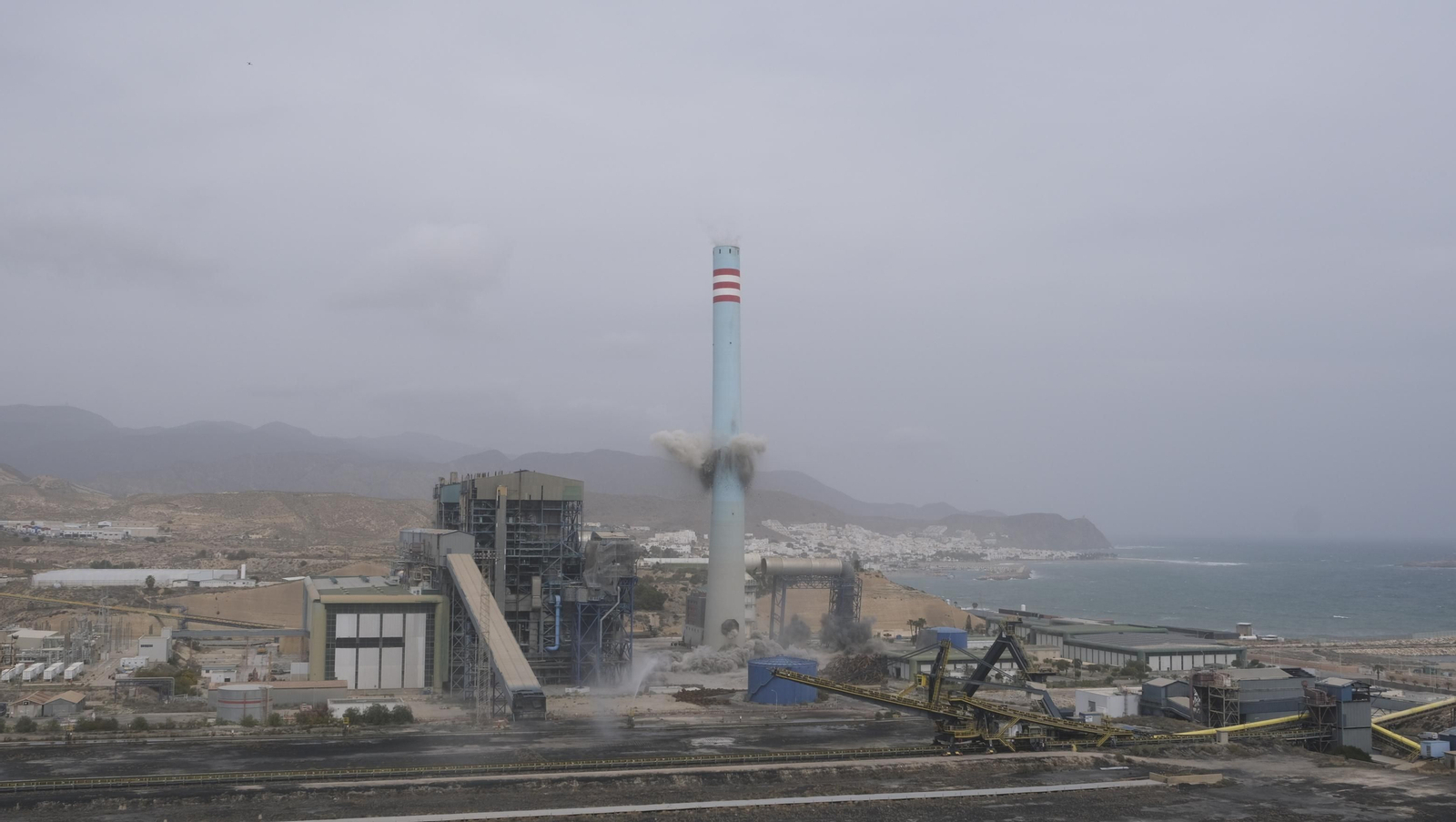 El derribo de la Torre Litoral de Endesa en Carboneras, en imágenes