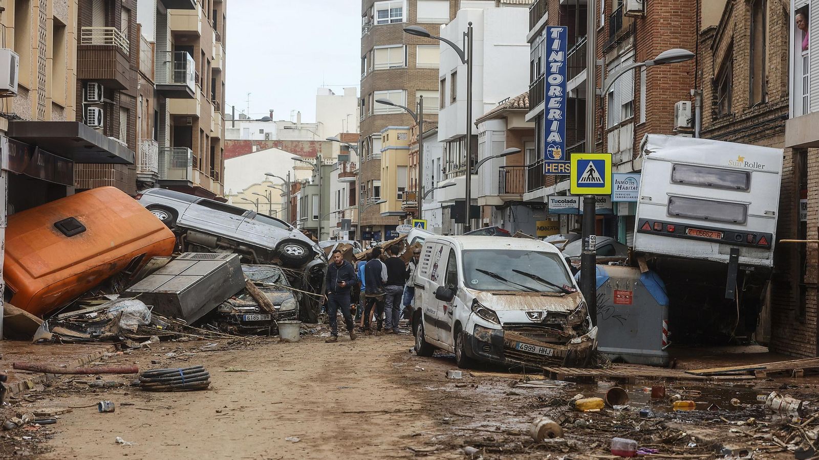 Decenas de coches amontonados, en Sedaví, Valencia.