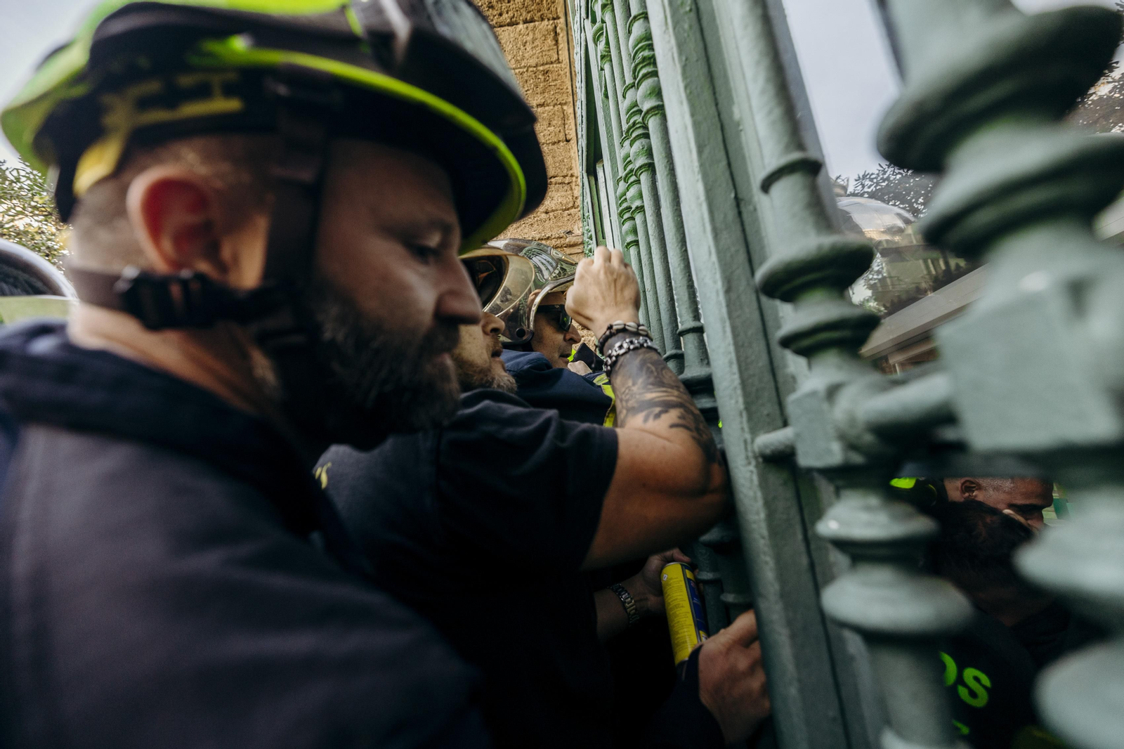 Imágenes de la protesta de los bomberos en la diputación de Cádiz.