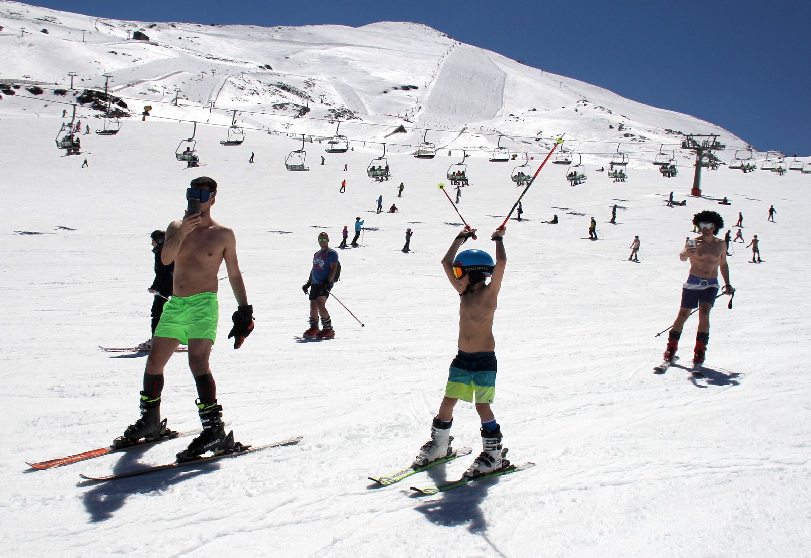 Sierra Nevada, de fiesta de la primavera con la bajada en bañador