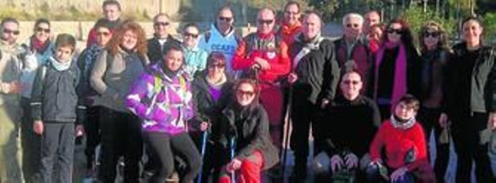 Senderistas antes de comenzar la ruta hacia la cumbre de Calar.