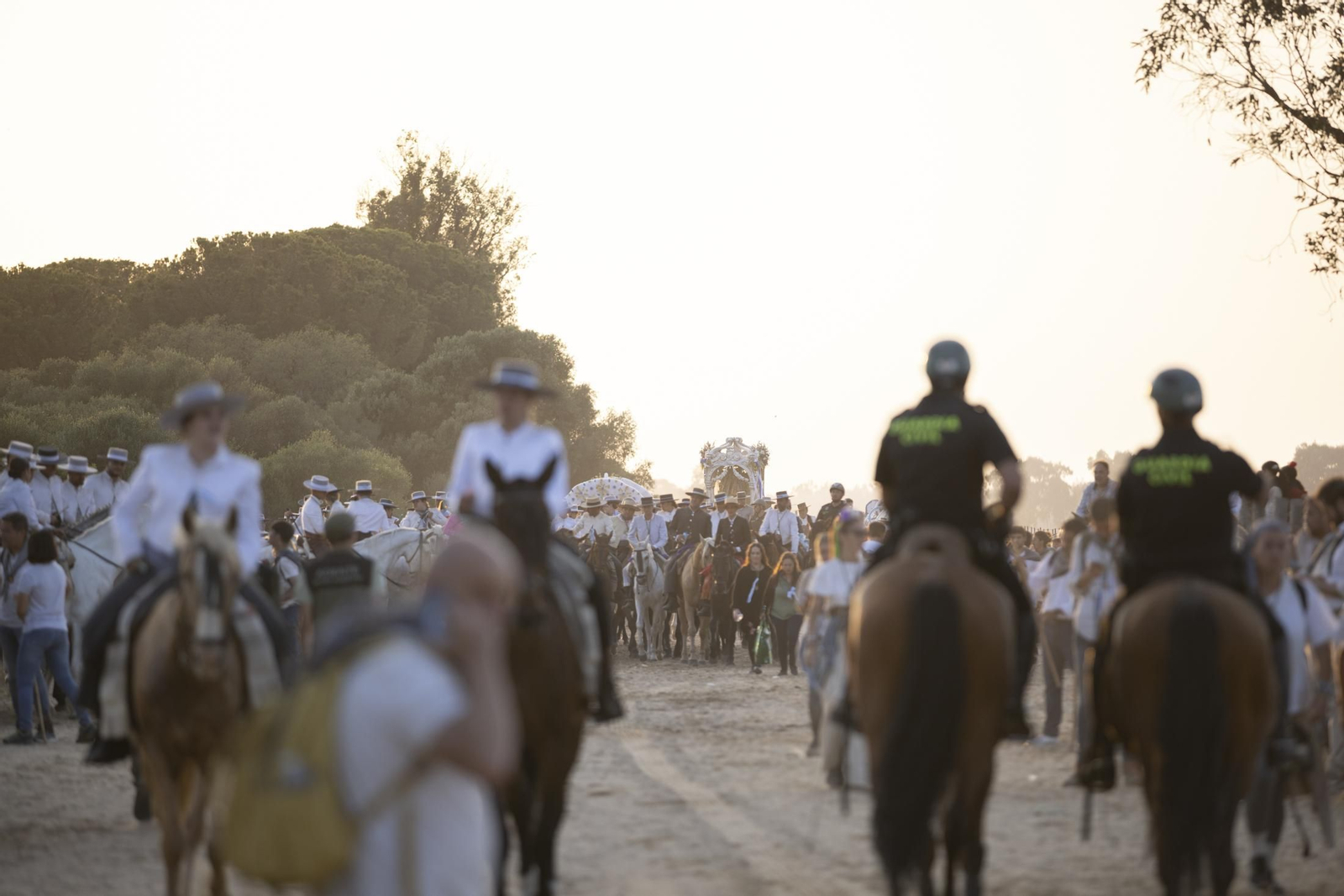 El Rocío 2023: Imágenes de la entrada de la Hermandad de Huelva en El Rocío
