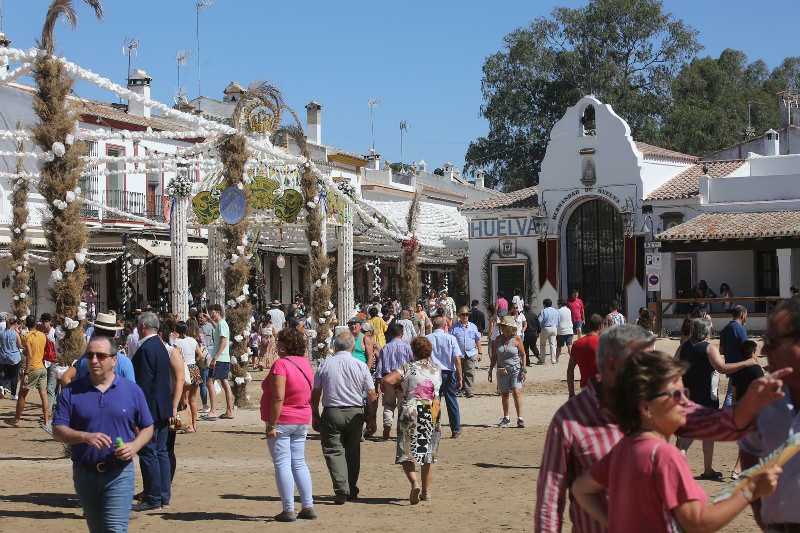 Ambiente en los alrededores del santuario del Rocío.
