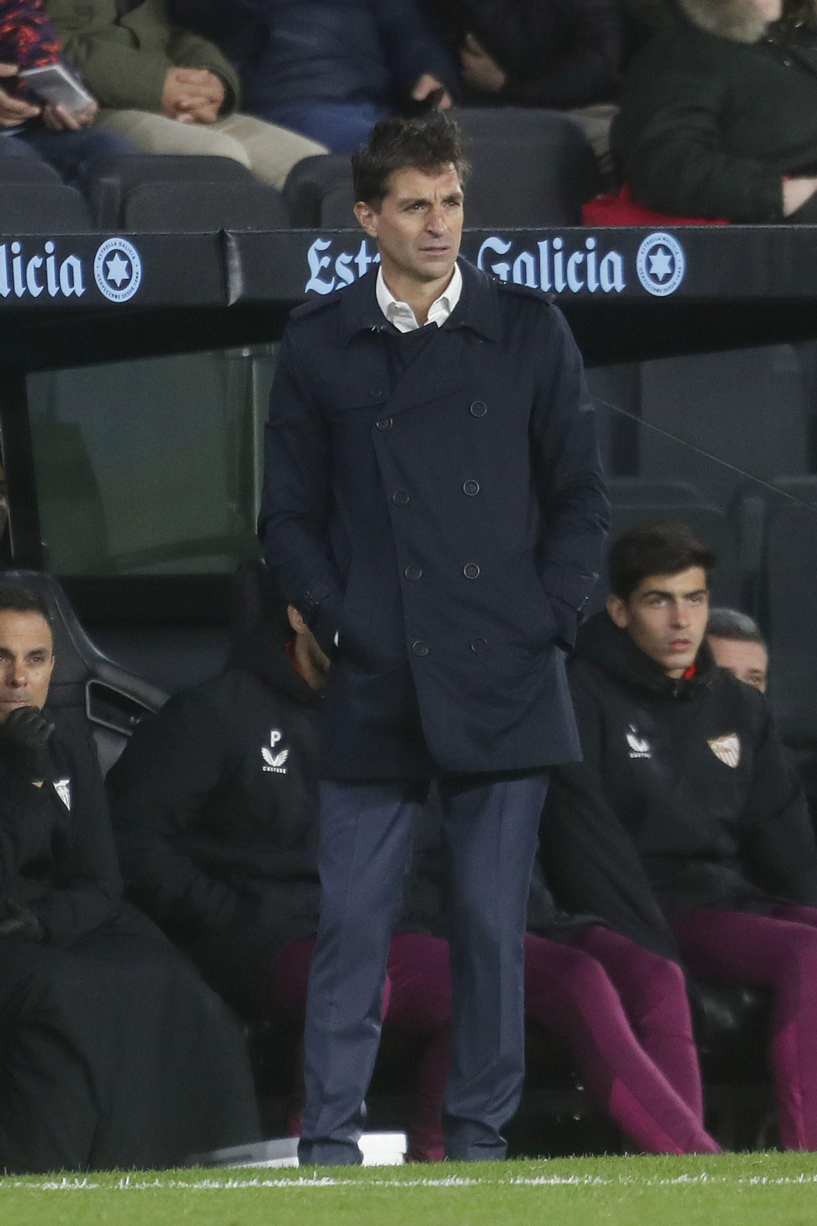 Diego Alonso, en su área técnica de Balaídos.