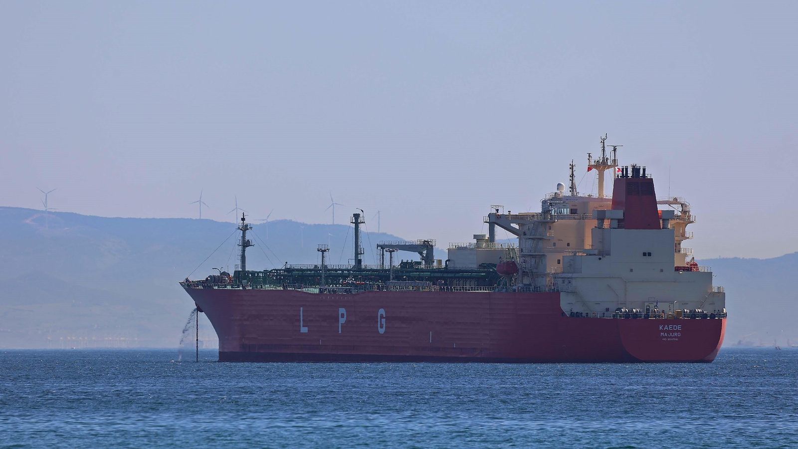 Un buque de gas natural licuado en aguas de la Bahía de Algeciras.