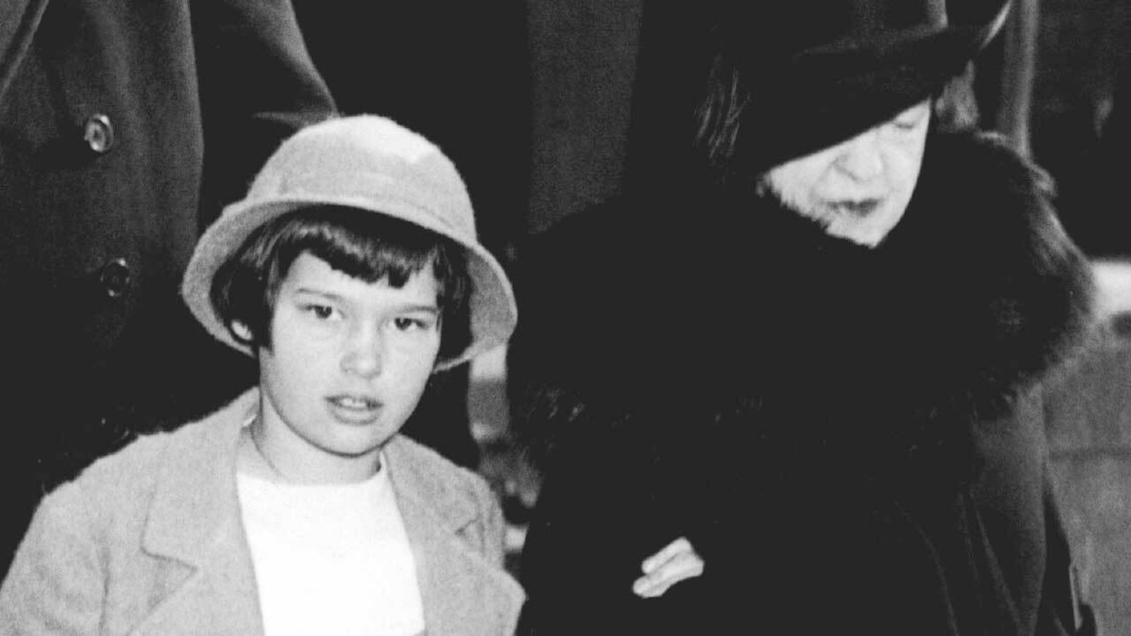 Gloria Vanderbilt, de niña, con su tutora, su tía Gertrude.