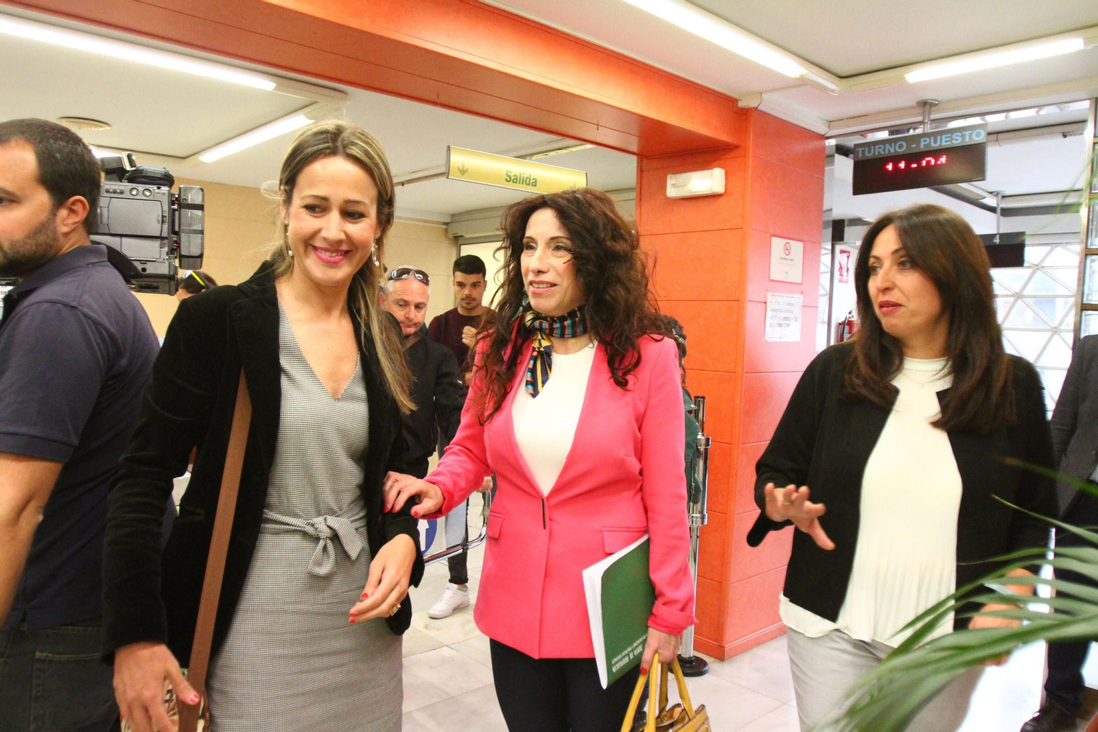 Rocío Ruiz -centro- en su visita ayer a Huelva.