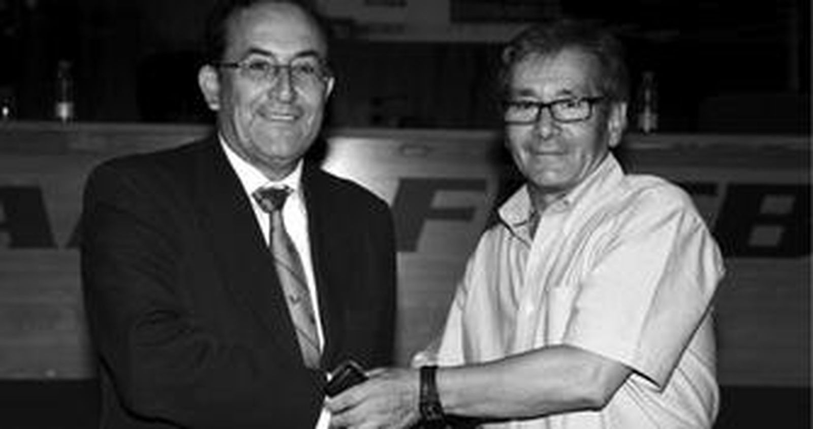 1. El presidente de la Unión, Manolo Lamas (d.) se estrecha las manos con su homólogp del Manchego de Ciudad Real, Dámaso Arcediano. 2. El directivo del conjunto barreño, Andrés Espinosa, acudió a la Ciudad del Fútbol junto con el presidente de la entidad. 3. Manolo Lamas se dispone a sacar una de las bolas del sorteo de los campeones de grupo, que acabó emparejando al Varea de Iván Moreno con el Cerro Reyes /Fotos: La Otra Foto.