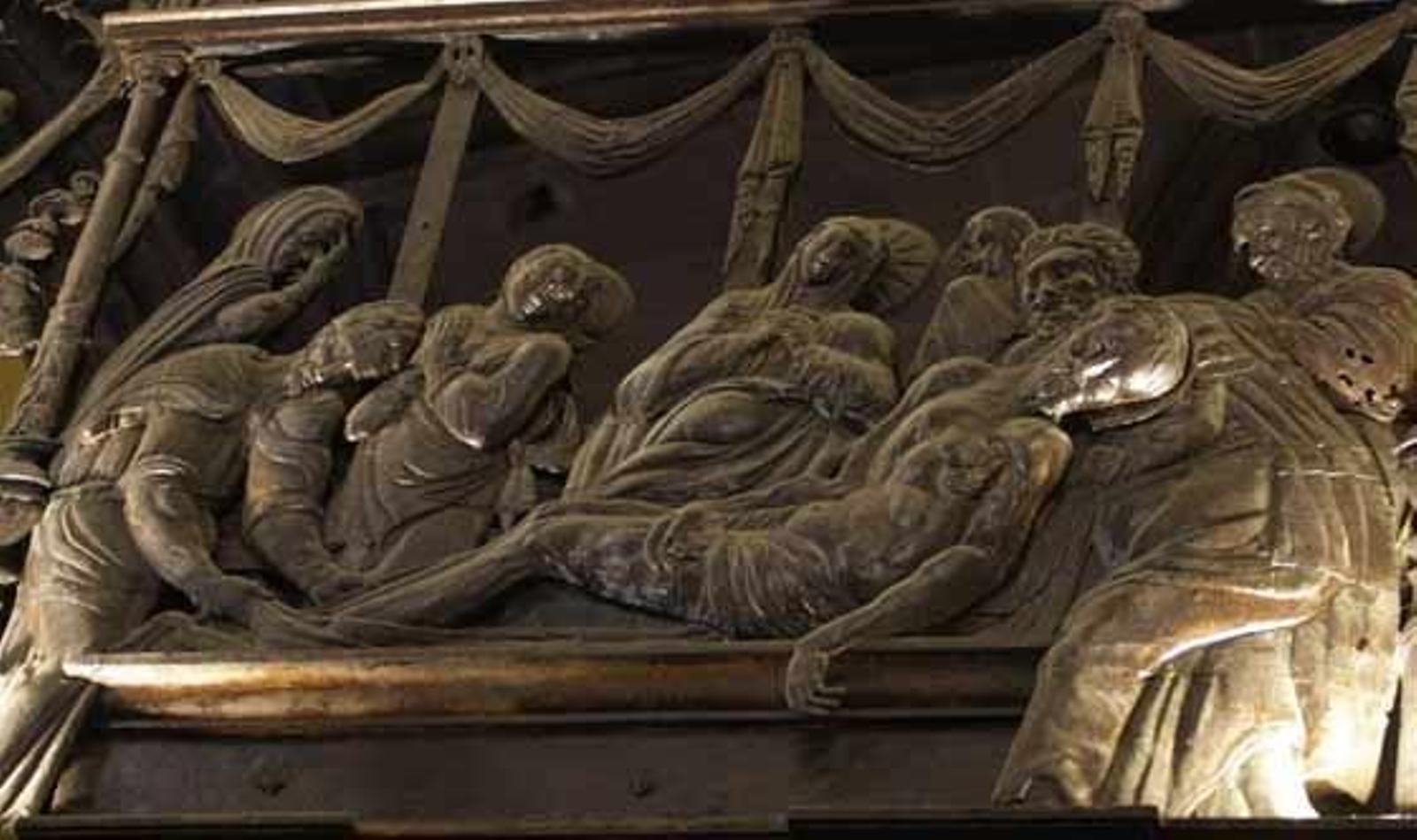 El responsable de Patrimonio del Cabildo Catedral, Francisco Navarro, informa sobre la restauración del retablo del mariscal de la Catedral de Sevilla. Sacristía de la Antigua de la Catedral.

Foto: Victoria Hidalgo