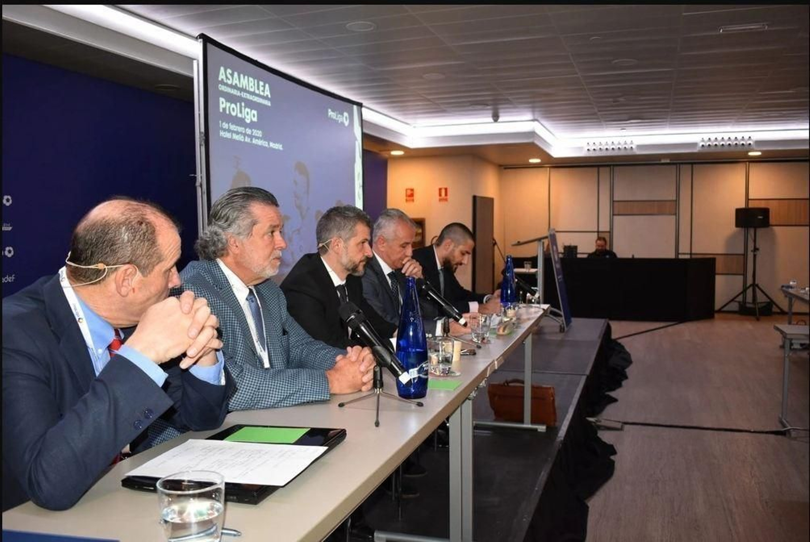 La mesa presidencial, en una reunión de Proliga