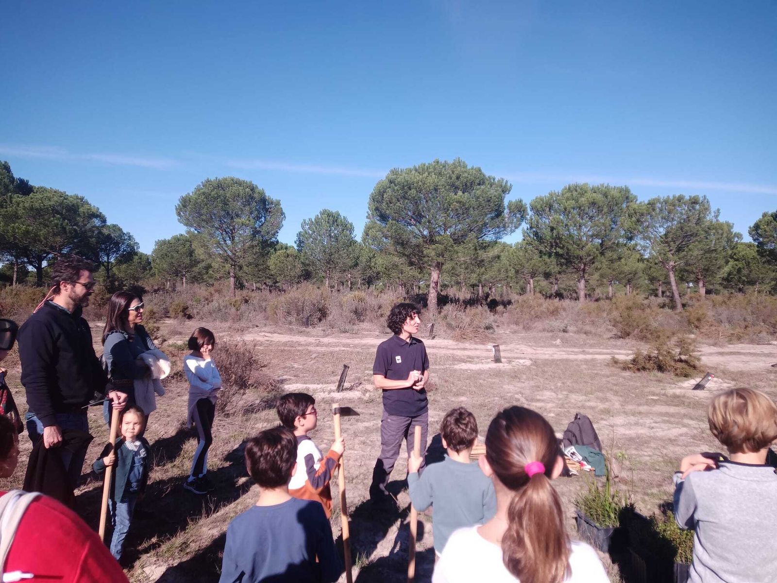 Voluntarios en Las Peñuelas para realizar las plantaciones.