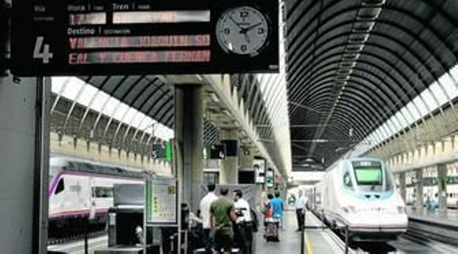 Los viajeros del primer AVE con destino a Valencia pasan el control de equipajes diez minutos antes de la salida, ayer.