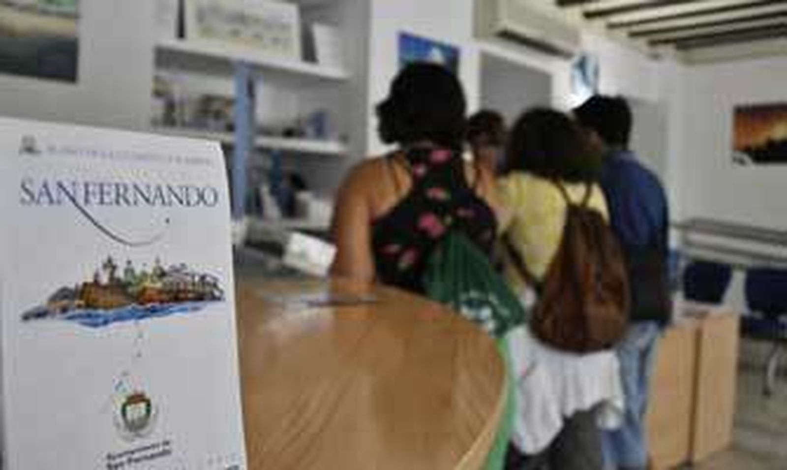 Varios visitantes, atendidos en la Oficina de Turismo de San Fernando, en una imagen de archivo. /Jorge Brea