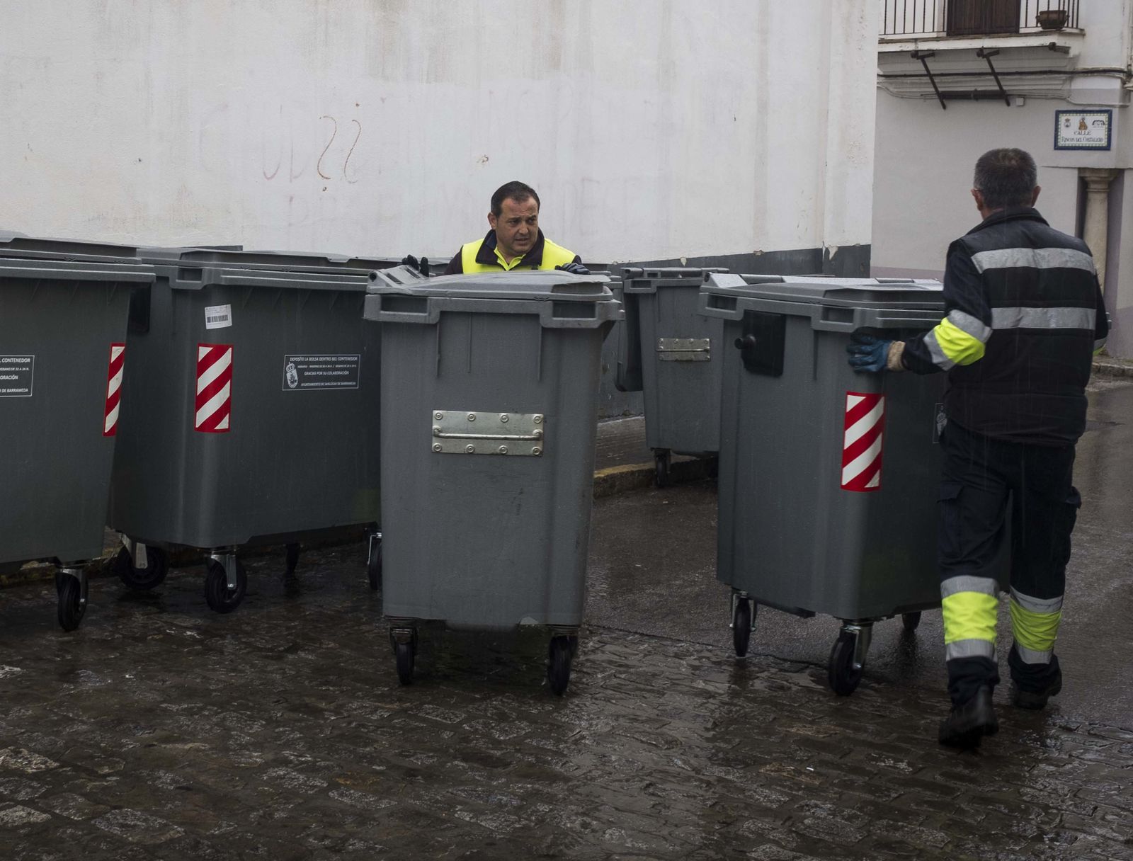 La sustitución de contenedores ha empezado en el Barrio Alto.