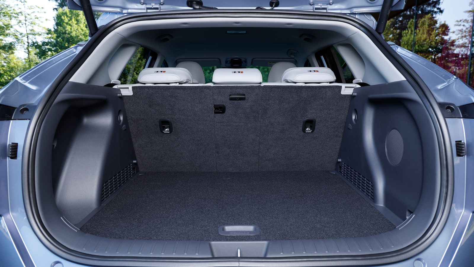 Con 466 litros de capacidad, conforme a la medición de Hyundai, el maletero de las versiones eléctricas es semejante al del resto, si bien éstas se benefician de un espacio adicional bajo el capó delantero que puede servir para situar en él los cables de carga.