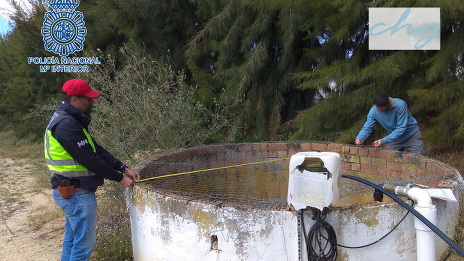 Agentes de la Policía inspeccionan un pozo en el Aljarafe