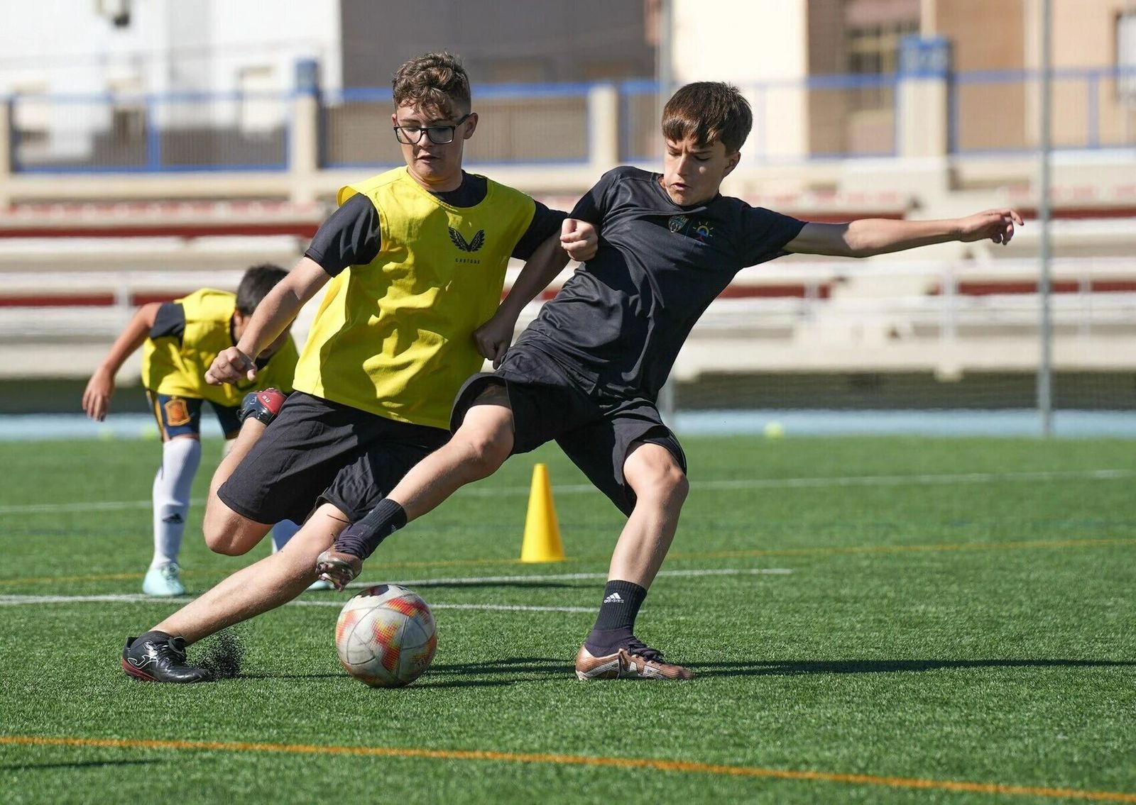 Dos niños disputan un balón durante un campus organizado anteriormente por la Fundación de la UD Almería.