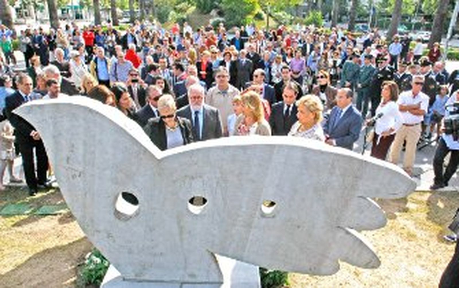 Una paloma recuerda a las víctimas del terrorismo en el corazón de Jerez