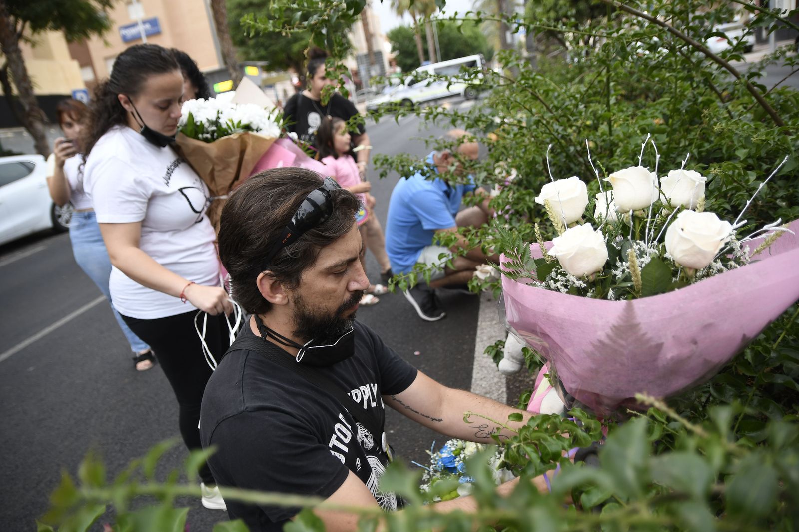David López (d) y Rocío Muñoz (i) realizan una ofrenda floral en el aniversario de la muerte de su hija Leire, la niña de cinco años atropellada por un legionario ebrio, este miércoles en Roquetas de Mar.