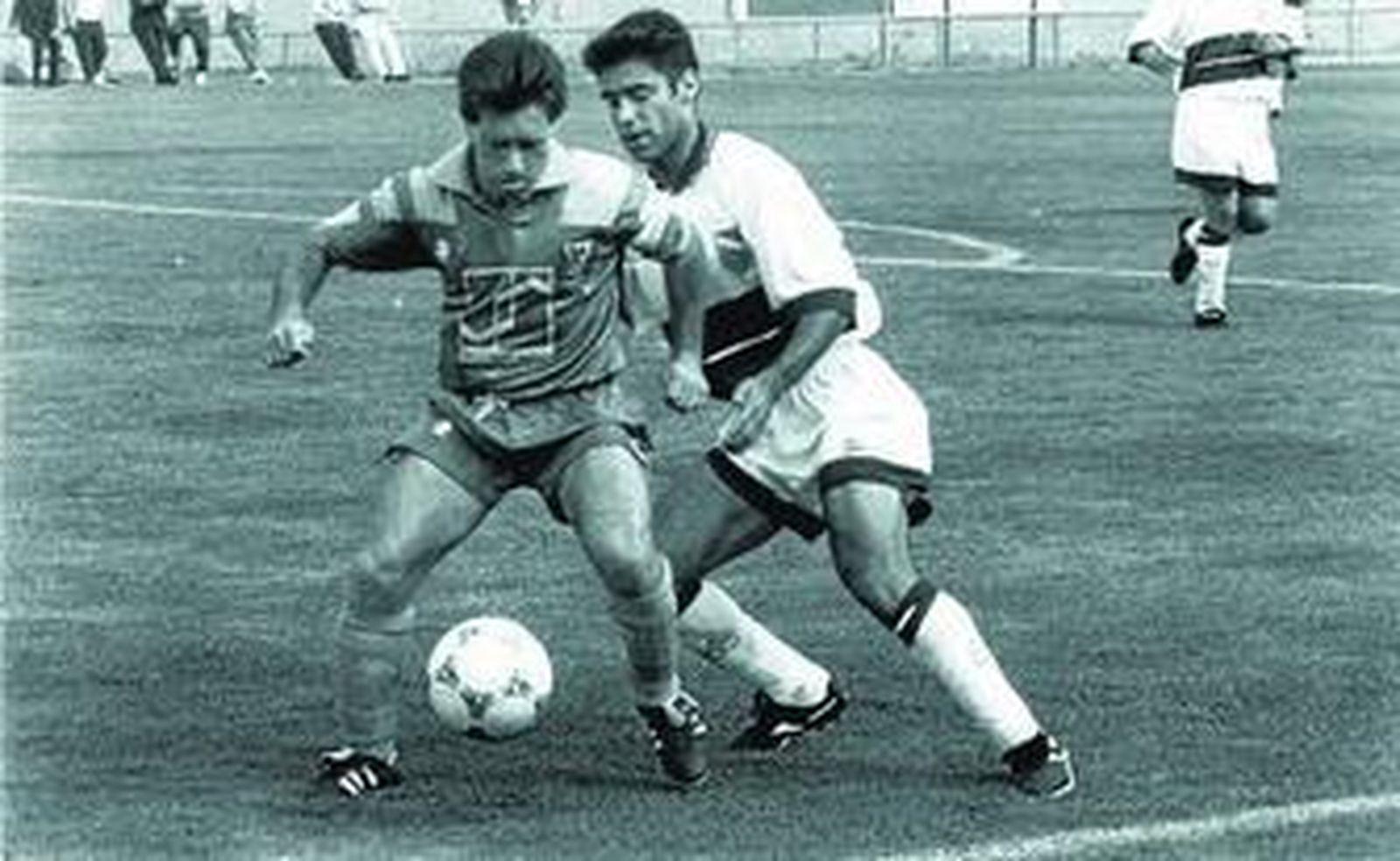 Enriquito protege el balón ante el acoso de un rival durante uno de los encuentros que disputó con el Isla Cristina.