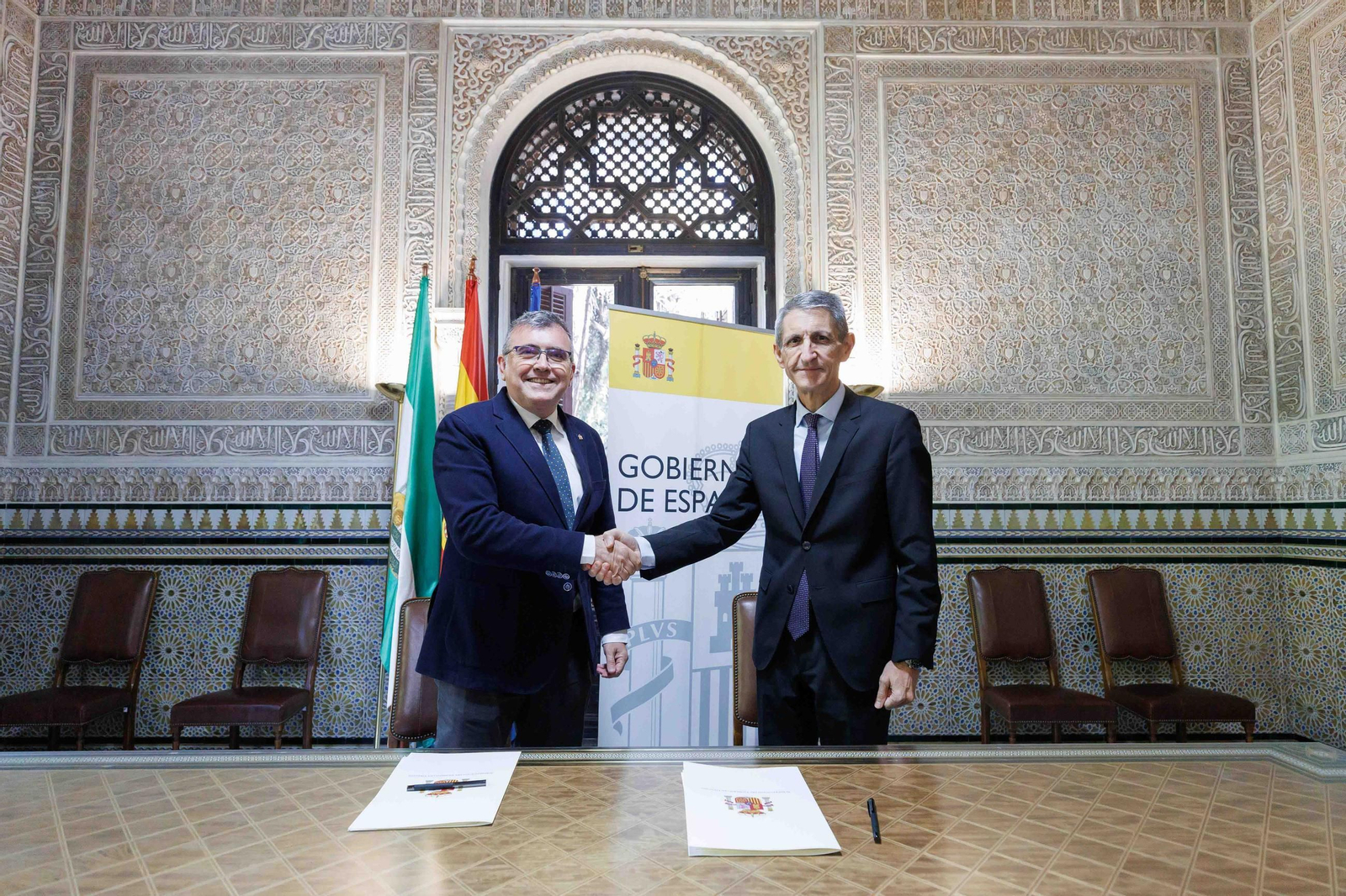 El presidente de la Fundación Unicaja, José M. Domínguez, y el subdelegado del Gobierno en Granada, José Antonio Montilla