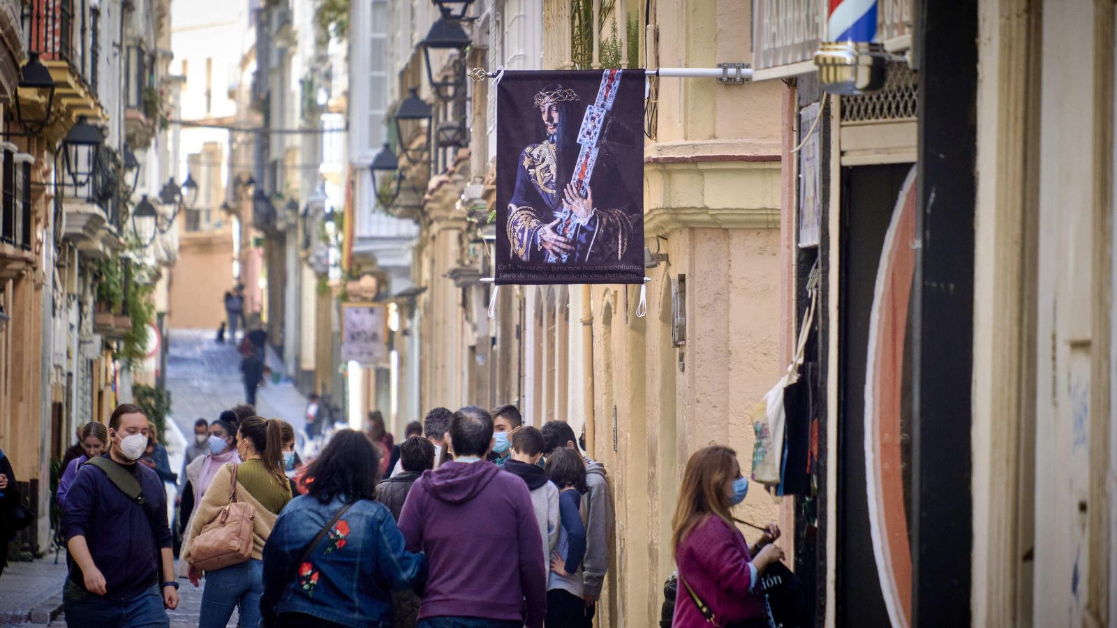 Una banderola con la imagen del Nazareno cuelga en la calle San José. Una banderola con la imagen del Nazareno cuelga en la calle San José.