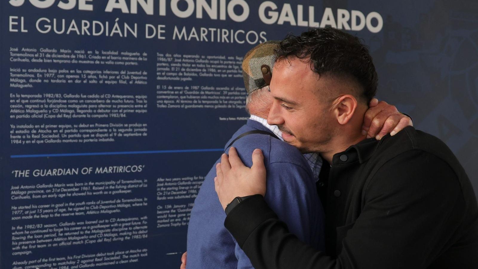 La entrega de la camiseta a la familia Gallardo por parte de Alfonso Herrero La entrega de la camiseta a la familia Gallardo por parte de Alfonso Herrero