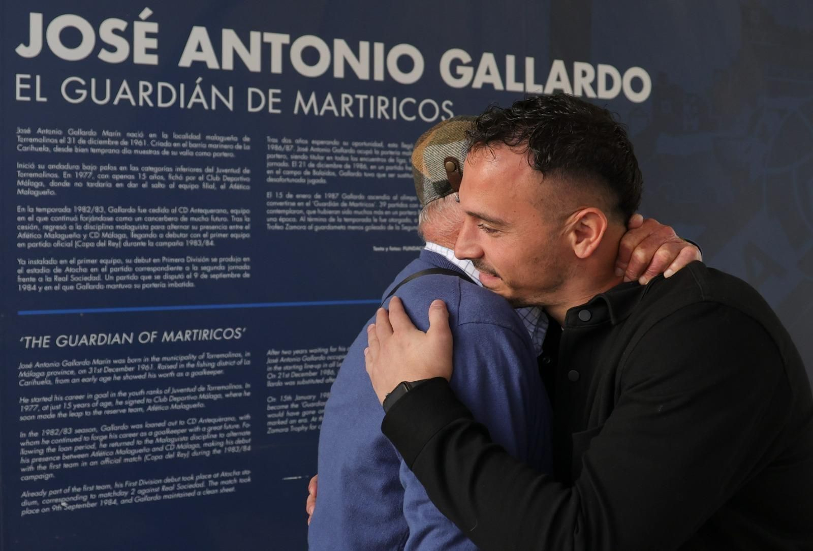 La entrega de la camiseta a la familia Gallardo por parte de Alfonso Herrero La entrega de la camiseta a la familia Gallardo por parte de Alfonso Herrero