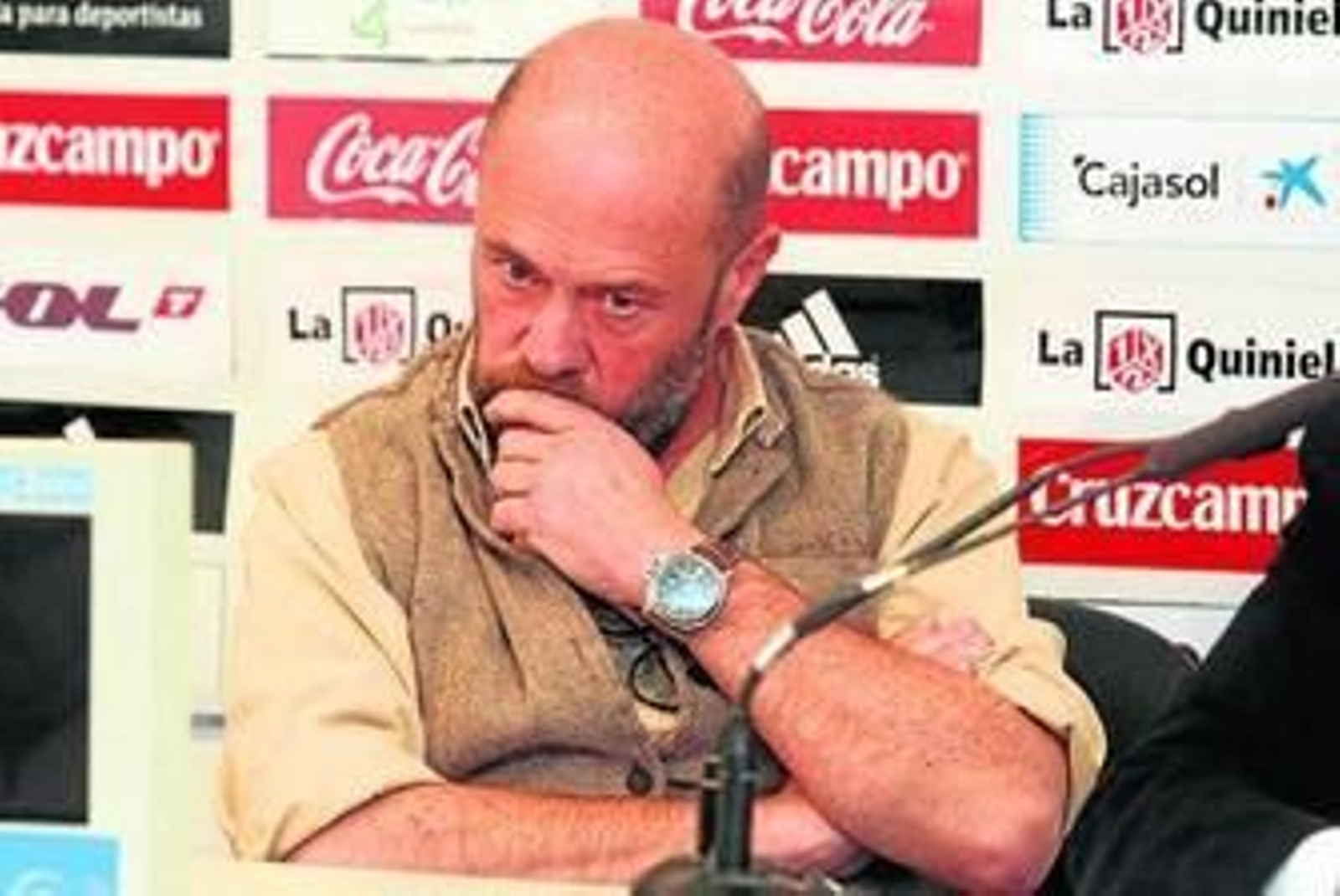 Pablo Comas, con gesto serio en una rueda de prensa.