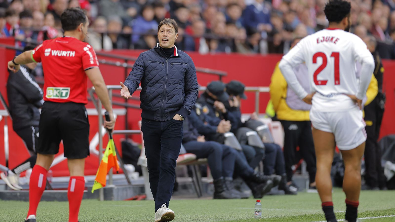 Matías Almeyda se queja al árbitro asistente de banda durante el partido del domingo.