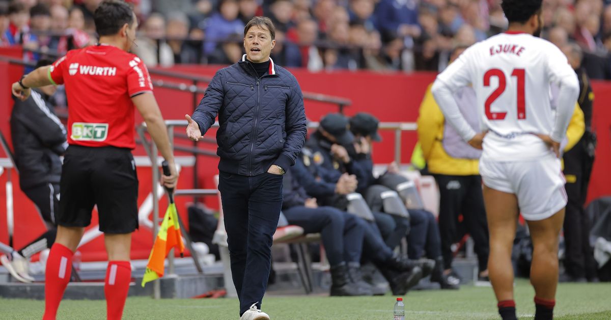 El Sevilla lanza una queja oficial del arbitraje de Gil Manzano a través de sus redes