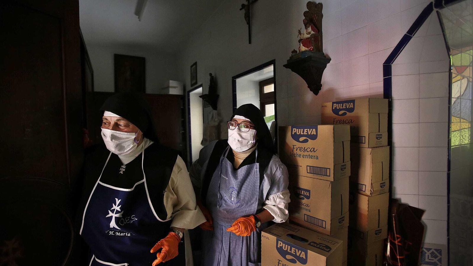 La hermana María y otra de las religiosas del convento portuense, este miércoles durante la entrega de alimentos.