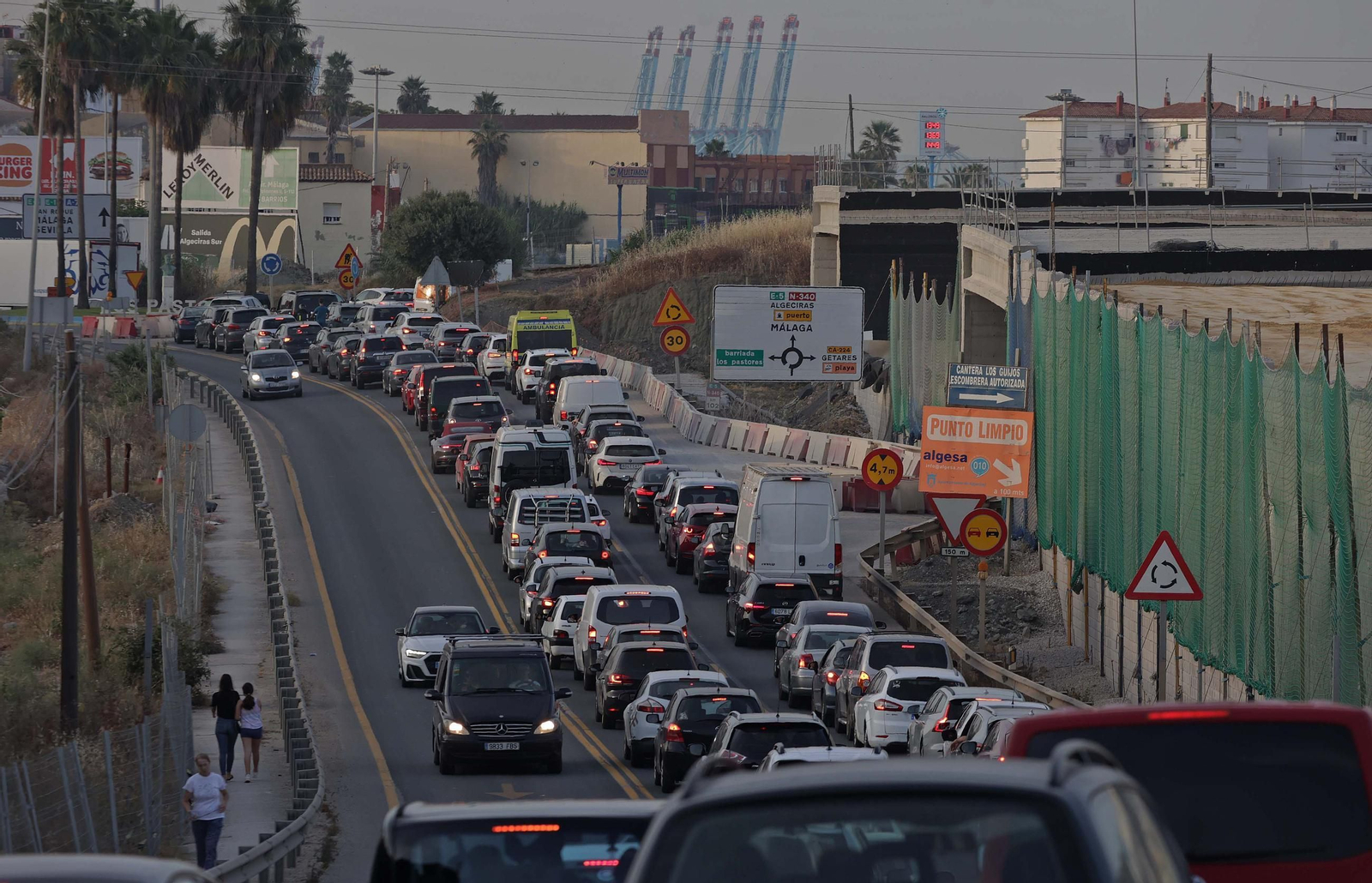Fotos del colapso de tráfico en la N-340 por las obras del Acceso Sur de Algeciras
