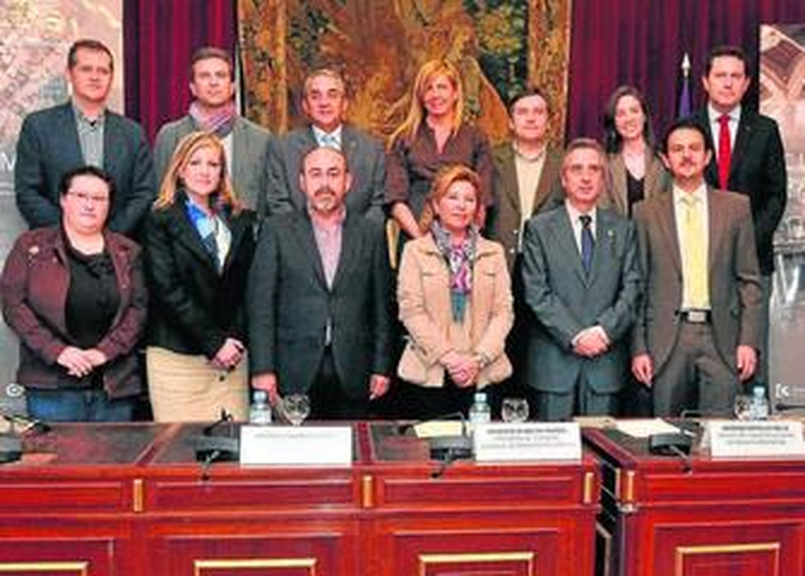 Foto de familia de los ayuntamientos firmantes del proyecto del Club Patrimonio.