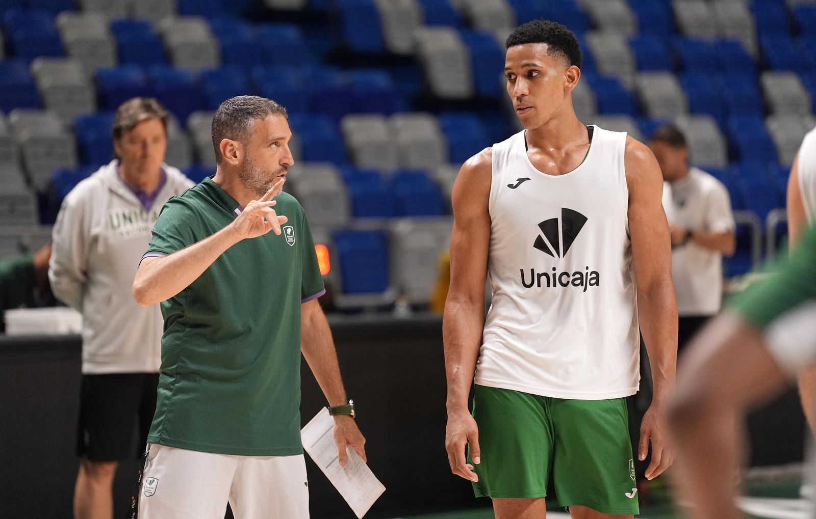 Ibon da órdenes a Tyson Pérez