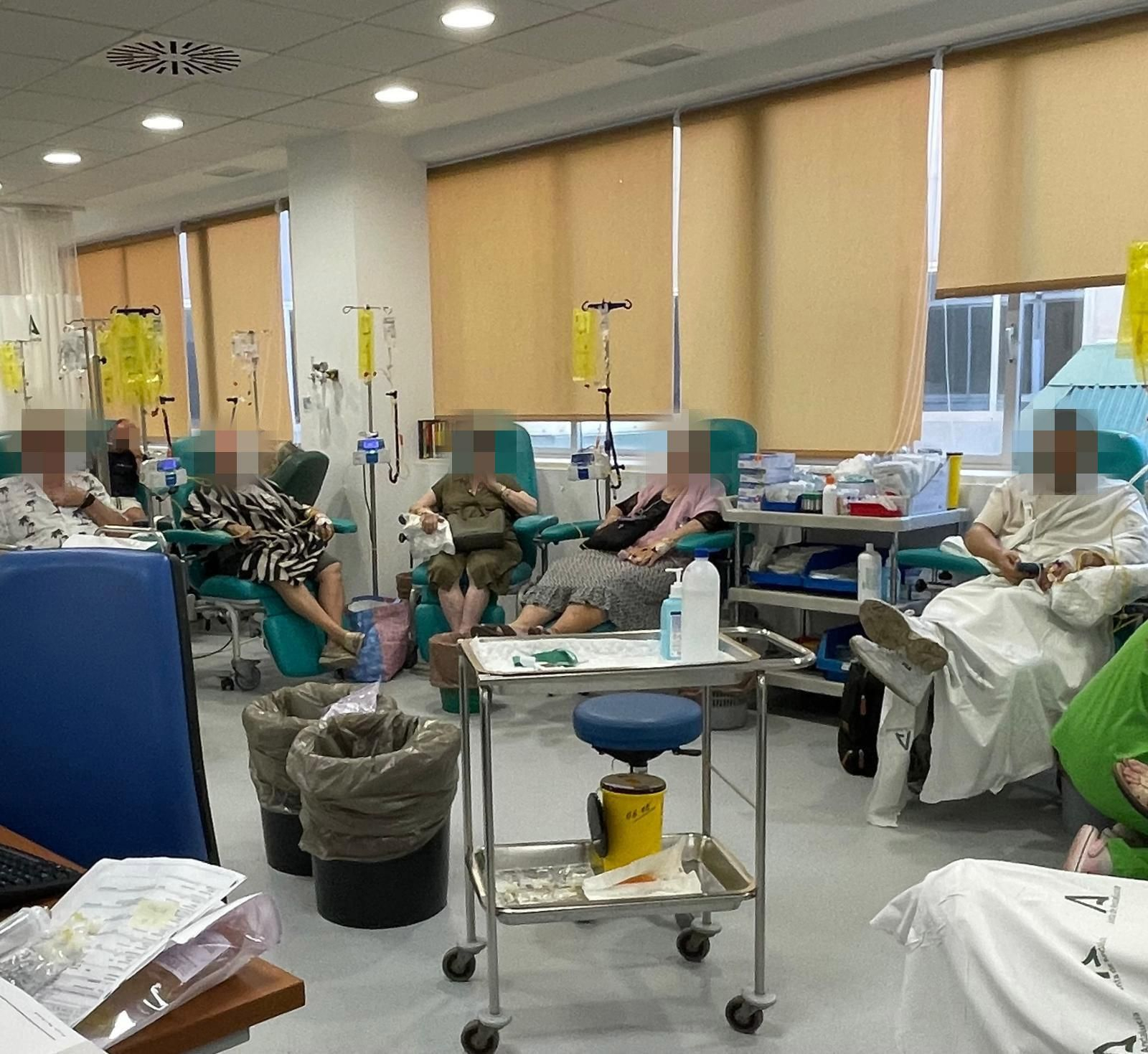 m. h. Pacientes hacinados en el espacio que de manera temporal está habilitado para administrar los tratamientos oncológicos.