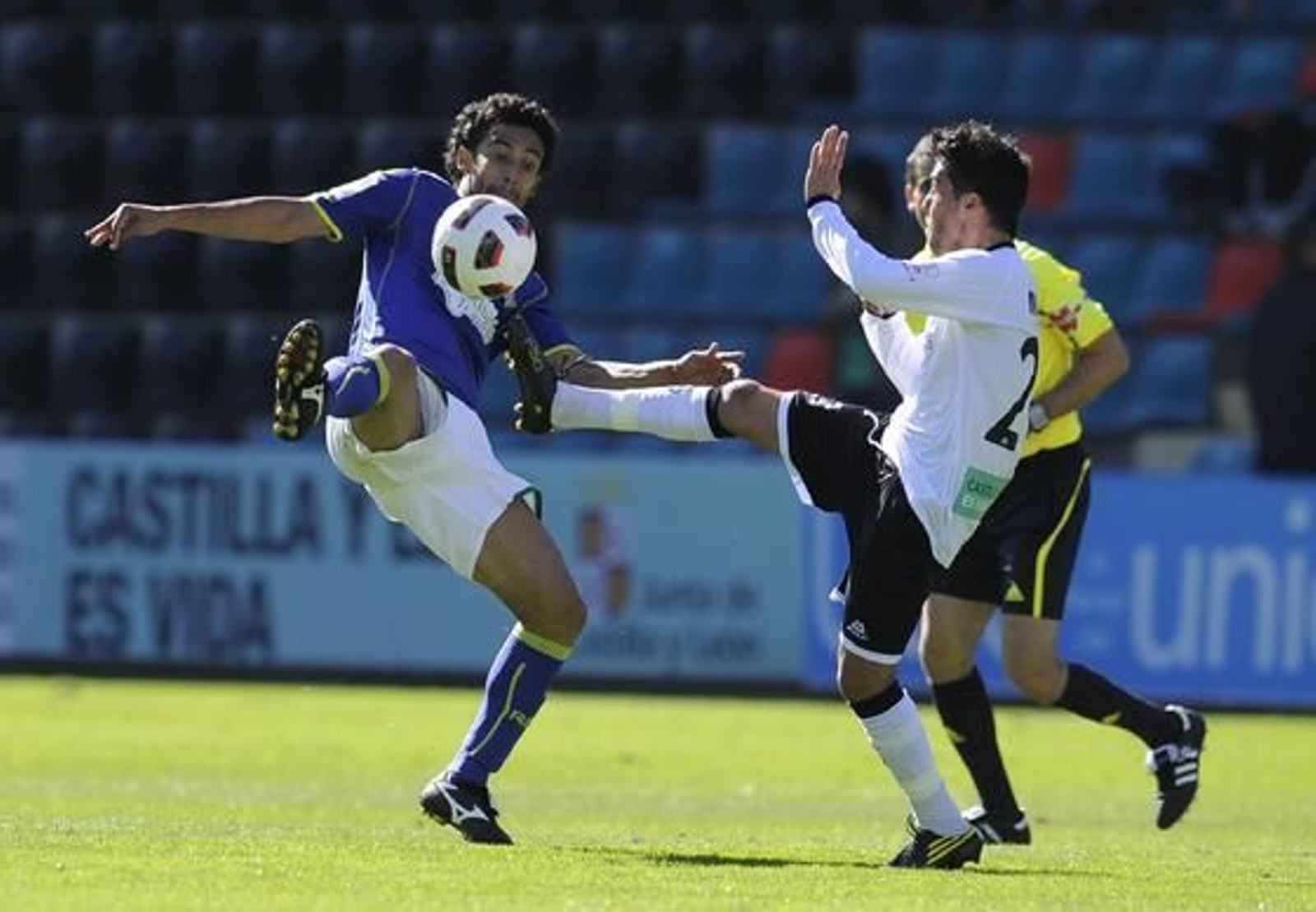 El Betis gana un partido marcado por el susto protagonizado por el jugador del Salamanca Miguel García, que sufrió una parada cardorrespiratoria en pleno partido. / LOF