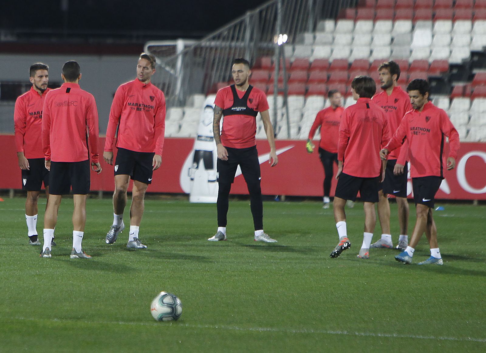 Carriço, De Jong, Ocampos, Bryan, Mudo y Jesús Navas, en la sesión del jueves.