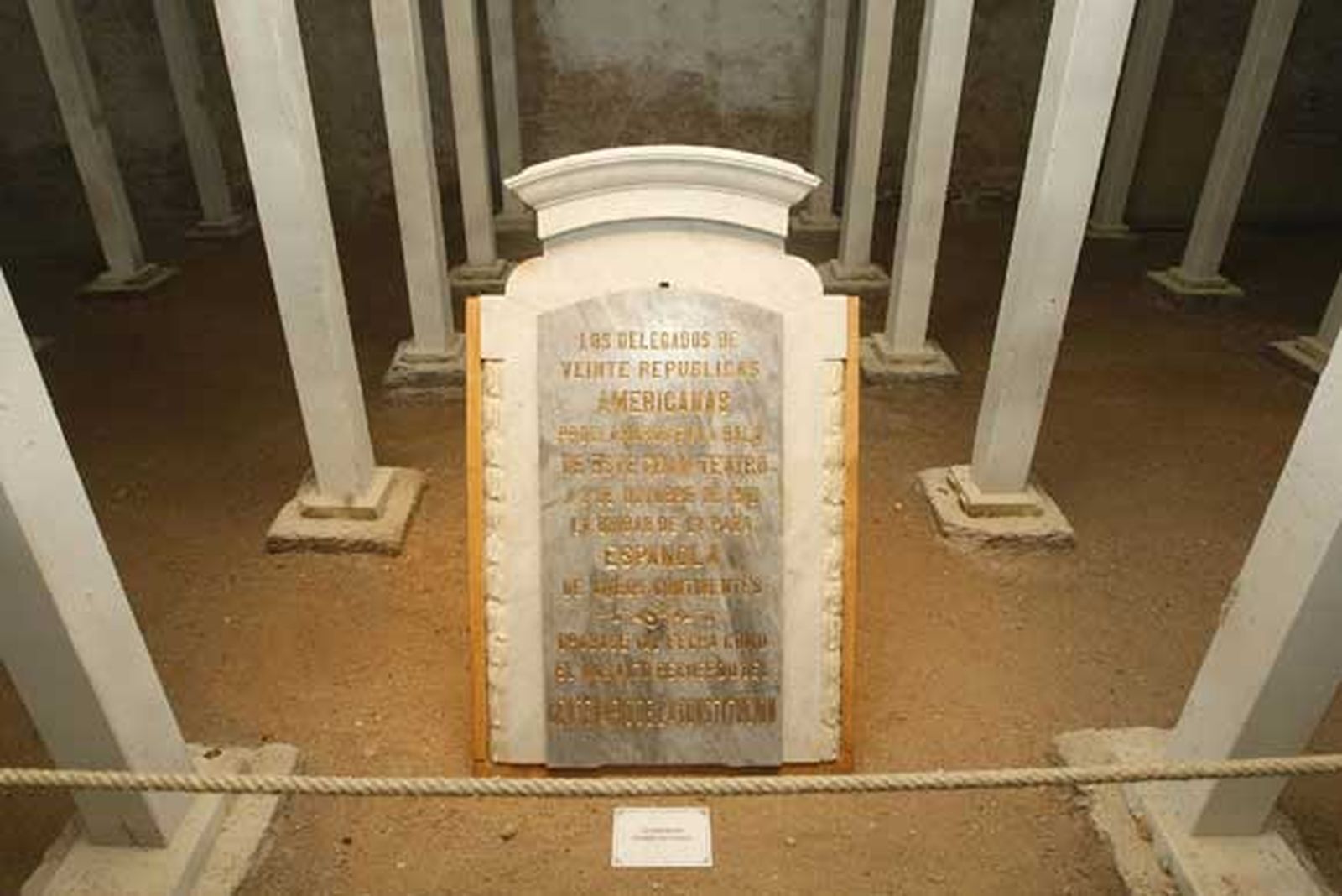 En el recorrido por el contrafoso puede observarse la lápida conmemorativa de una reunión de diputados celebrada en el coliseo, en el primer centenario de la Constitución de Cádiz.

Foto: Jose Braza