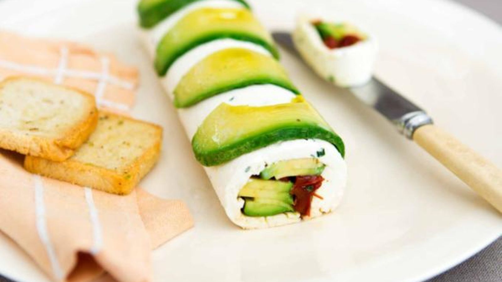 Rollo de queso cremoso, guindilla acaramelada y aguacate.